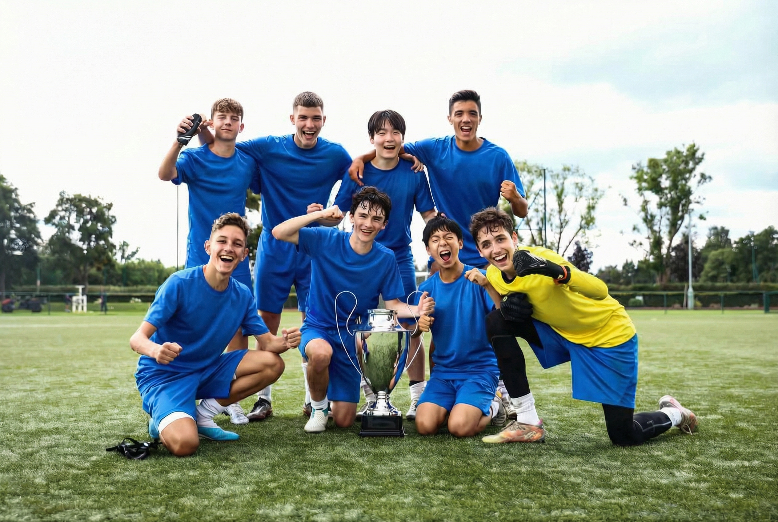 Atletas jovens comemorando com troféu